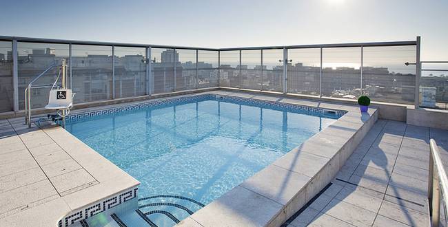 Área de la piscina en el hotel Ilunion Barcelona
